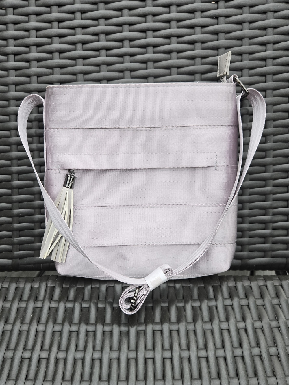 Marla Wynne Seatbelt Crossbody Hand Bag Purse Tassel Silver Gray Pockets